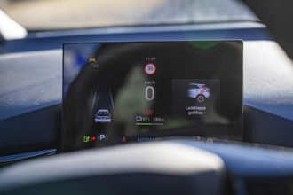Digital display in the vehicle shows speed and charging data in a stylish presentation, MG4