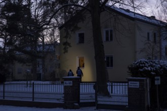 People search for residents who stayed at home despite the cold and offer them help during the