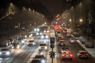 Winter weather, blowing snow, inner-city traffic, Alfredstraße, B224, in Essen, North
