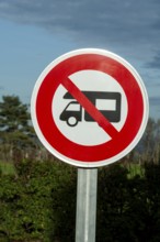 A round prohibition road sign forbids motorhomes. The sign is white with a red border and a red