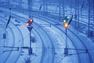 Winter weather, snowfall, signals, on the route east, in front of Essen main station, regional
