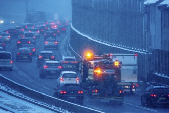 Winter maintenance, spreading vehicle, winter weather, motorway traffic, A40 motorway,