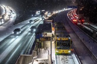 Winter weather, motorway traffic, A40 motorway, Ruhrschnellweg, in Essen, at the Essen-Ost motorway