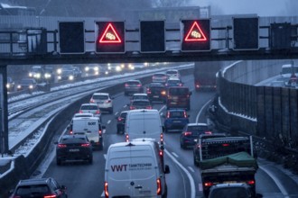 Winter weather, motorway traffic, A40 motorway, Ruhrschnellweg, in Essen, at the Essen-Ost motorway
