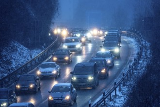 Winter weather, motorway traffic, Essen-East motorway junction, access of the A52 motorway to the