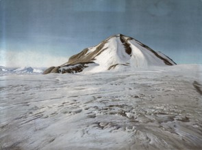 Gaußberg, Gaußberg, an extinct volcano on the coast of the Southern Ocean, Davissee, in Kaiser