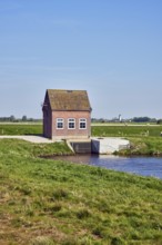 Hunnebüllerkoog, Pumpfwerk, Hunnebüller Sielzug, Siel, wasteland, grass, pale blue sky,