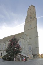 Late Gothic St. Georg church with Daniel church tower and Christmas tree Nördlingen, Bavaria,