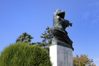 Woman bronze Monument of Gratitude to France from sculptor Ivan Mestrovic (1930), Kalemegdan Park,