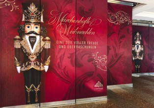 Schadow arcades, noble shopping center, vacant shop cleverly concealed with beautiful presentation,