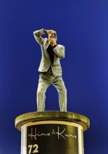 Pillar Saint sculpture with the title Bildermacher on a lift barrel column by Christoph Pöggeler,