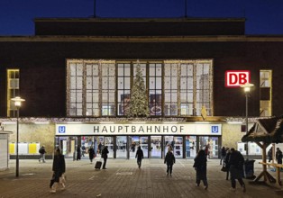 Düsseldorf Central Station with Christmas decorations early in the morning, North Rhine-Westphalia,