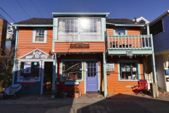 Colourful façade, popular tourist destination, quaint shops and art galleries, Bearskin Neck