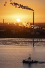Fairplay 61 harbour tug arrives at the mouth of the Weser, in the background the Kronos Titan