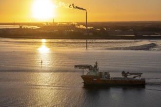 Offshore workship EDT Prometheus arrives at the mouth of the Weser, in the background the Kronos