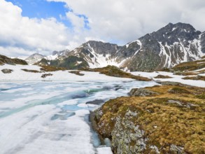 Half-frozen mountain lake, hiking, snow, Essersee, Stierkarkopf, Wildkarhöhe and Rothorn,