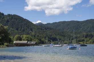 Boathäuser und Segelboote am Tegernsee, Rottach-Egern, Upper Bavaria, Bavaria, Germany