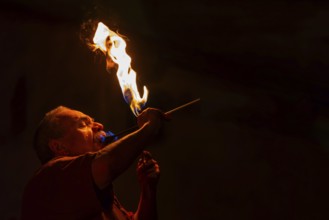 Fire Breather, Raunacht, Winter, Waldburg Castle, Waldburg, Allgäu, Baden-Württemberg, Germany