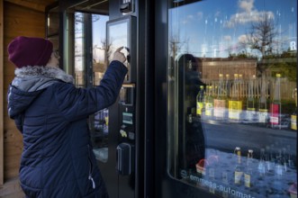 Elderly woman buying drinks, groceries at the vending machine, display, vending machine, shopping,