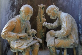Furrier working with leather at Bonifatius Stirnberg's guild fountain 1983, modern art, bronze