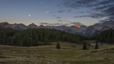 View over the Gotzenalm alpine pasture to the Teufelshörner, Hochkönig and Steinernes Meer