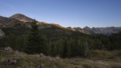 View over the Gotzenalm alpine pasture to the Kahlersberg, Teufelshörner and Hochkönig mountains at