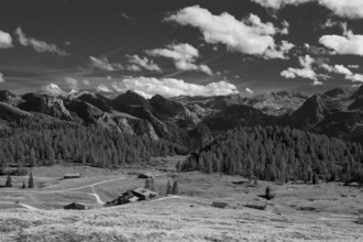 View across the Gotzenalm alpine pasture to the Teufelshörner, Hochkönig and Steinernes Meer