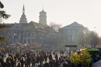 Crowds, many people, passers-by, Königsstraße, shopping, Schlossplatz, behind it collegiate church,