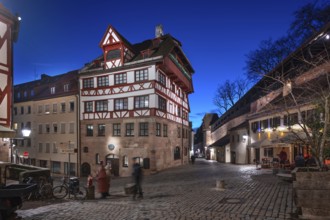 The historic Dürerhaus, on the right the old city wall with a rampart, Beim Tiergärtnertor,