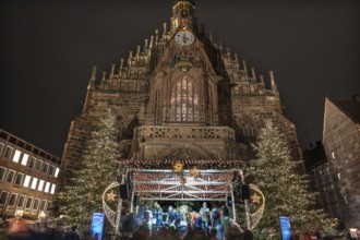 Event stage in front of the Church of Our Lady on the Nuremberg Christmas Market, Hauptmarkt,