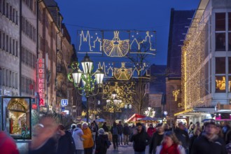 Christmas lighting and stalls on the way to the Nuremberg Christmas Market, Königstraße, Nuremberg,