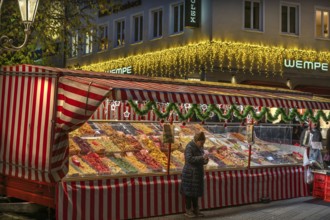 Christmas stand during Advent season with dried fruit, Königstraße, Nuremberg, Middle Franconia,