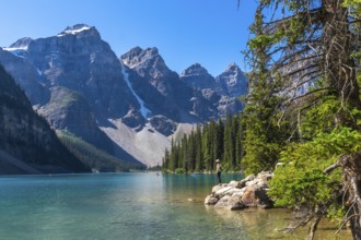 Moraine lake in banff national park displays its turquoise waters, surrounded by majestic mountains