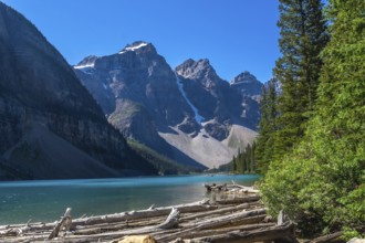 Moraine lake in banff national park showcases stunning turquoise waters reflecting the canadian