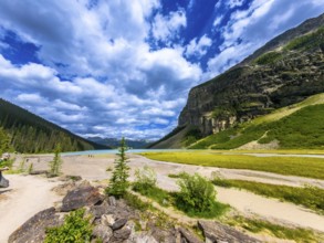 Moraine lake in banff national park showcases turquoise waters surrounded by the valley of the ten
