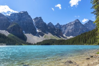 Moraine lake's vibrant turquoise waters mirror the majestic canadian rockies in banff national