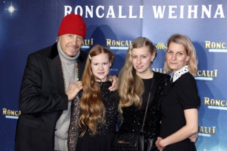 Actor Reiner Schöne with his woman Anja and children Charlotte-Sophie and Olivia, Premiere Roncalli