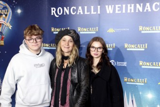 Jeanette Hain with her children Henry and Malou, Premiere Roncalli Christmas Circus, Tempodrom,