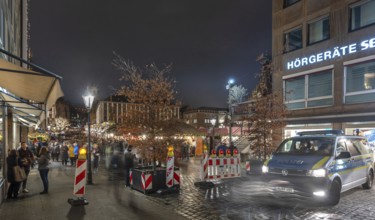 Securing the evening Christmas market through poizei and barriers, Hauptmarkt, Nuremberg Middle