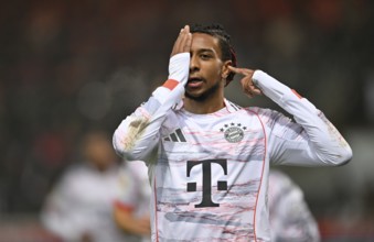 Goal celebration gesture Michael Olise FC Bayern Munich FCB (17) after surviving eye surgery, eye