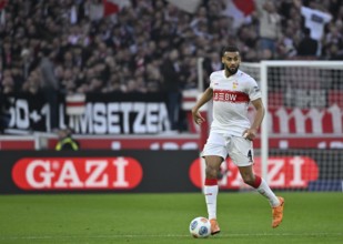Josha Vagnoman VfB Stuttgart (04) Action on the ball in the background perimeter advertising logo