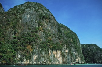 Mountains, boats, Ko Phi Phi Le, two years in front of the tsunami, Thailand, December 2002,