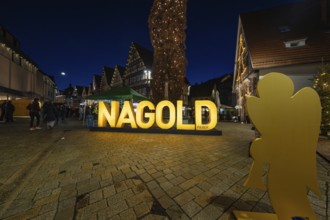 Large glowing decoration with the lettering 'Nagold' on a nocturnal town square, Weihnachtsmark