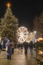 Christmassy tree and Ferris wheel in a busy city at night, Weihnachtsmark Nagold, LandkreiScalw,