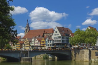 Eberhardsbrücke, Neckar bridge, river, flowing water, old town on the left back, houses, collegiate