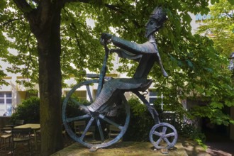 Cyclist King, Cyclist King, sculpture by artist Suse Müller-Diefenbach from 1985, art in public