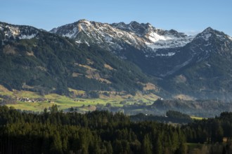 View from Bolsterlang into the Illertal and mountains of the Allgäu Alps, behind Entschenkopf,