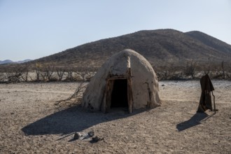 Himba huts, traditional Himba village in the savanna, arid countryside, Kaokoveld, Kunene, Namibia