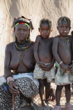 Woman with children, Hakaona tribe, also Havakona or Hakawona, near Opuwo, Kunene, Namibia