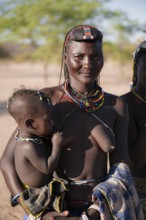 Woman with child, Hakaona tribe, also Havakona or Hakawona, near Opuwo, Kunene, Namibia